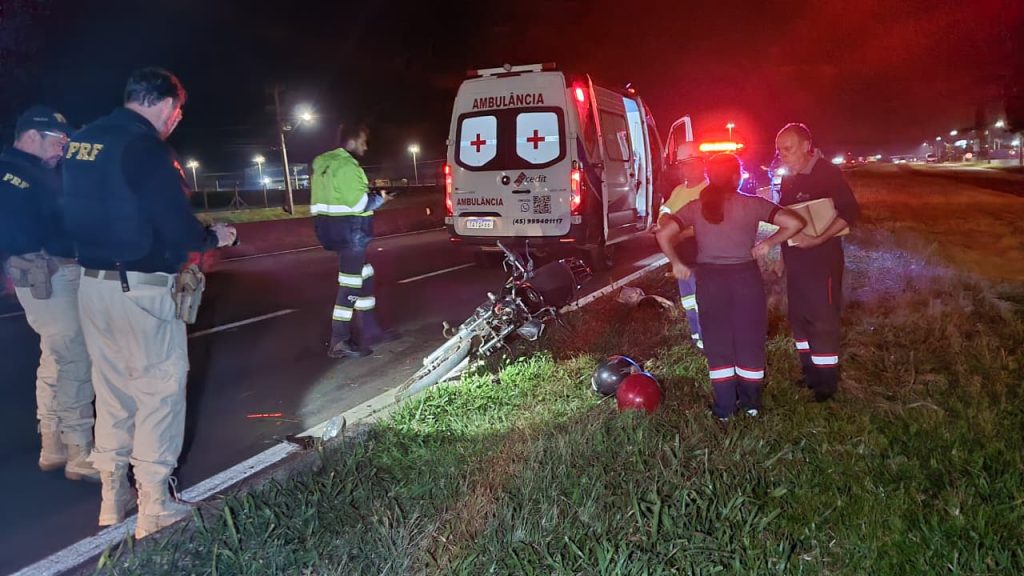 Ambulância e motocicleta se envolvem em acidente na BR-277 em Cascavel