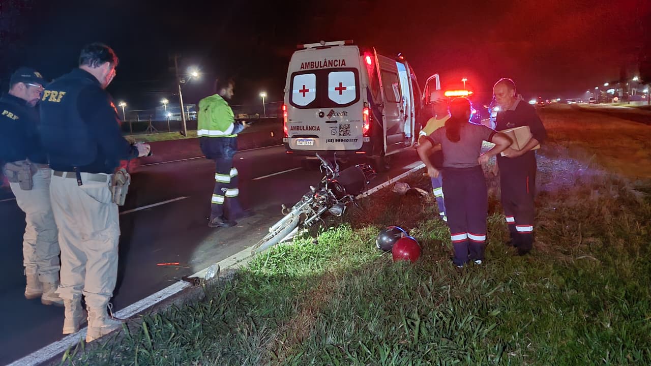 Ambulância e motocicleta se envolvem em acidente na BR-277 em Cascavel Ambulância e motocicleta se envolvem em acidente na BR-277 em Cascavel