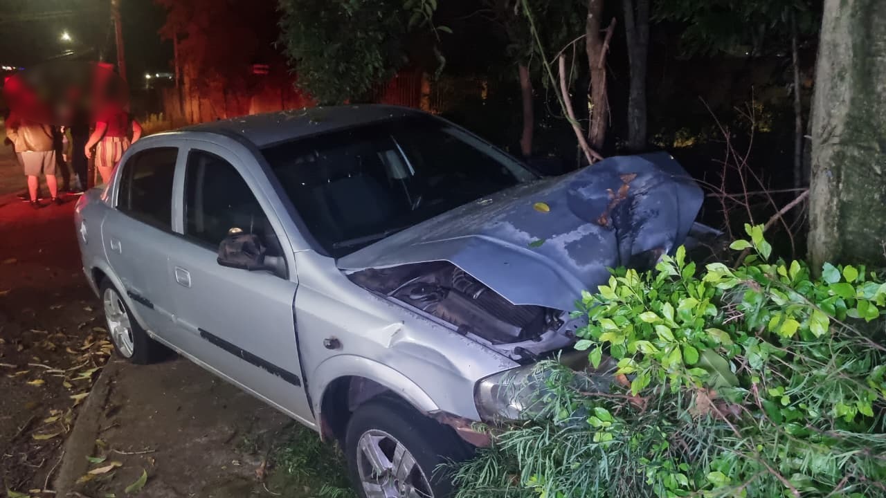 Astra e Lancer batem em cruzamento no Bairro Coqueiral Astra e Lancer batem em cruzamento no Bairro Coqueiral