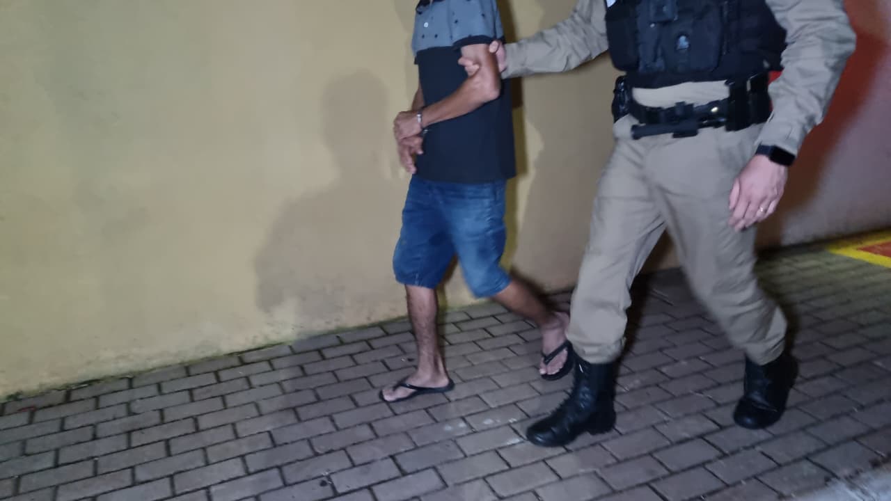 Vizinhos denunciam e machão é preso após esposa confirmar agressão no Parque São Paulo Vizinhos denunciam e machão é preso após esposa confirmar agressão no Parque São Paulo