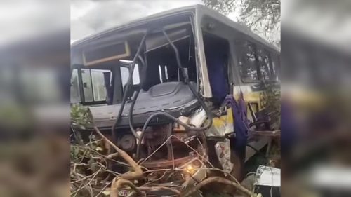 Ônibus escolar bate em árvore e cinco estudantes ficam feridos no Paraná Ônibus escolar bate em árvore e cinco estudantes ficam feridos no Paraná