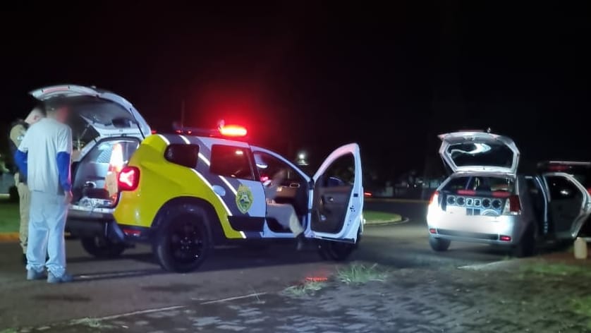 Jovem perde o veículo após ser flagrado com carro irregular, som alto e faróis apagados 