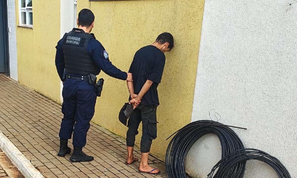 Homem é preso furtando cabos de telefonia e causa instabilidade na internet de três cidades Homem é preso furtando cabos de telefonia e causa instabilidade na internet de três cidades