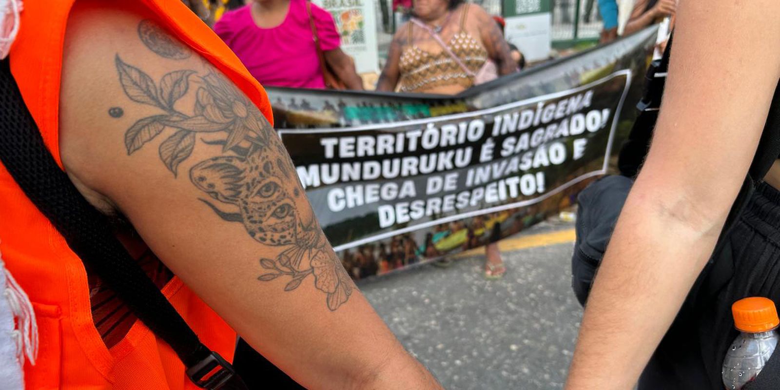 Em protesto pacífico, indígenas munduruku cobram participação na COP30 Em protesto pacífico, indígenas munduruku cobram participação na COP30