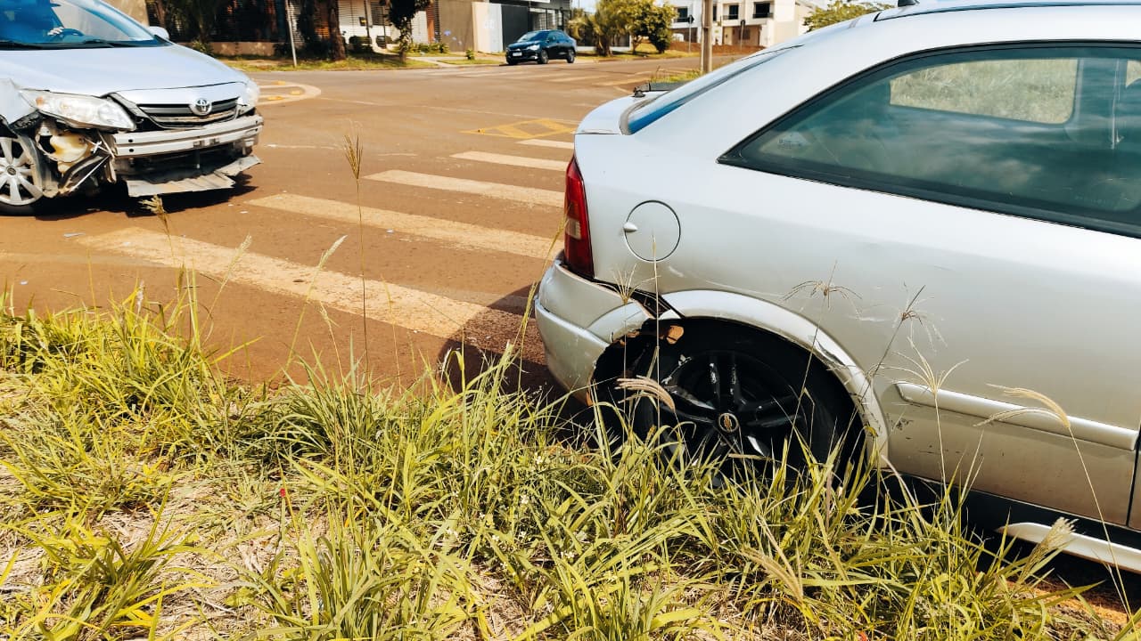 Astra e Corolla se envolvem acidente em rotatória em Cascavel Astra e Corolla se envolvem acidente em rotatória em Cascavel
