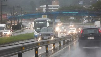 Frente fria deve causar temporais e rajadas de vento em SC