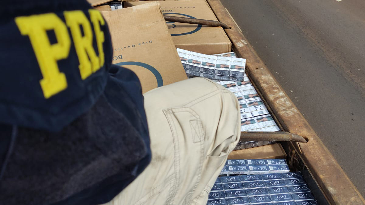 PRF apreende carreta carregada com milho transportando cerca de 400 caixas de cigarros contrabandeados em Cascavel PRF apreende carreta carregada com milho transportando cerca de 400 caixas de cigarros contrabandeados em Cascavel