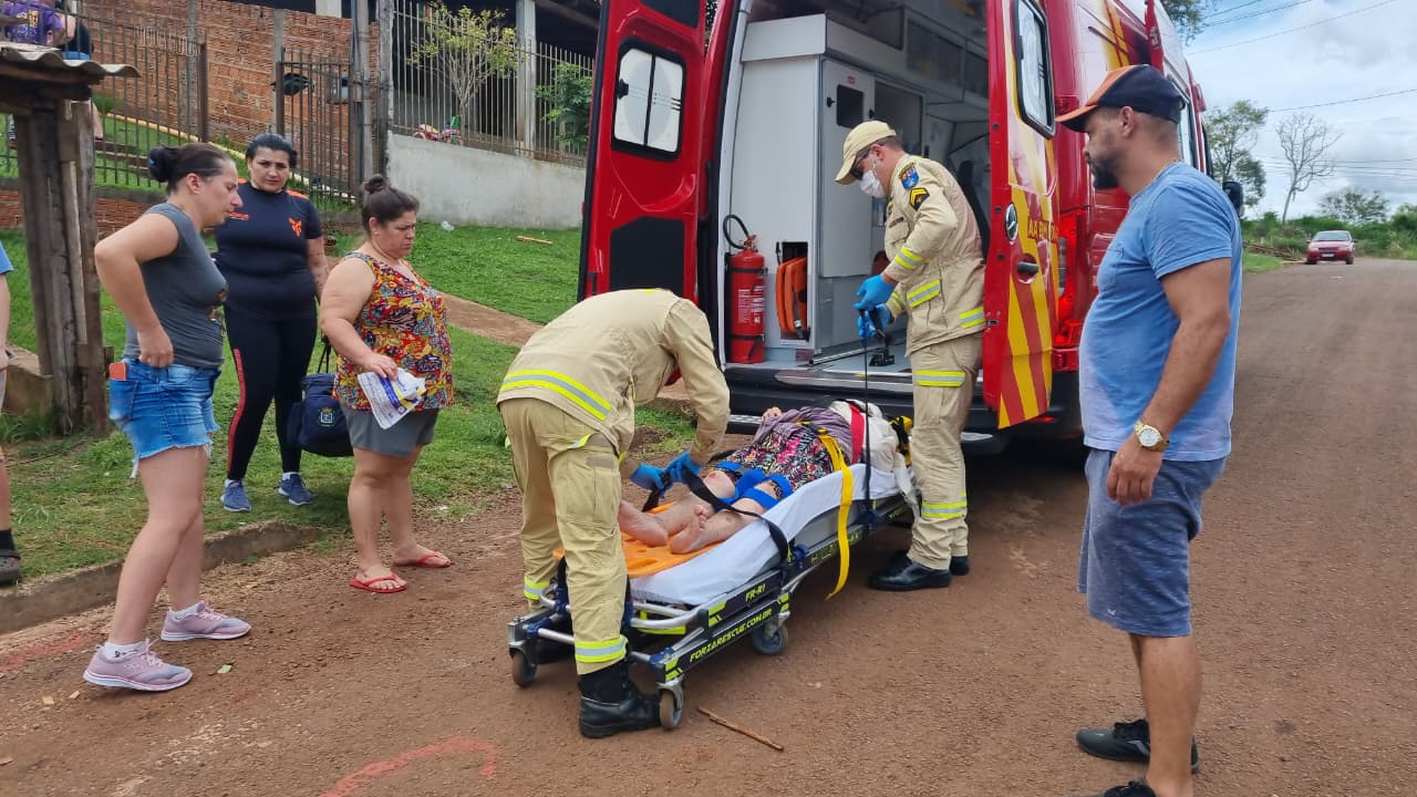 Idosa de 85 anos sofre vários ferimentos ao cair de degrau para alimentar cães de rua Idosa de 85 anos sofre vários ferimentos ao cair de degrau para alimentar cães de rua