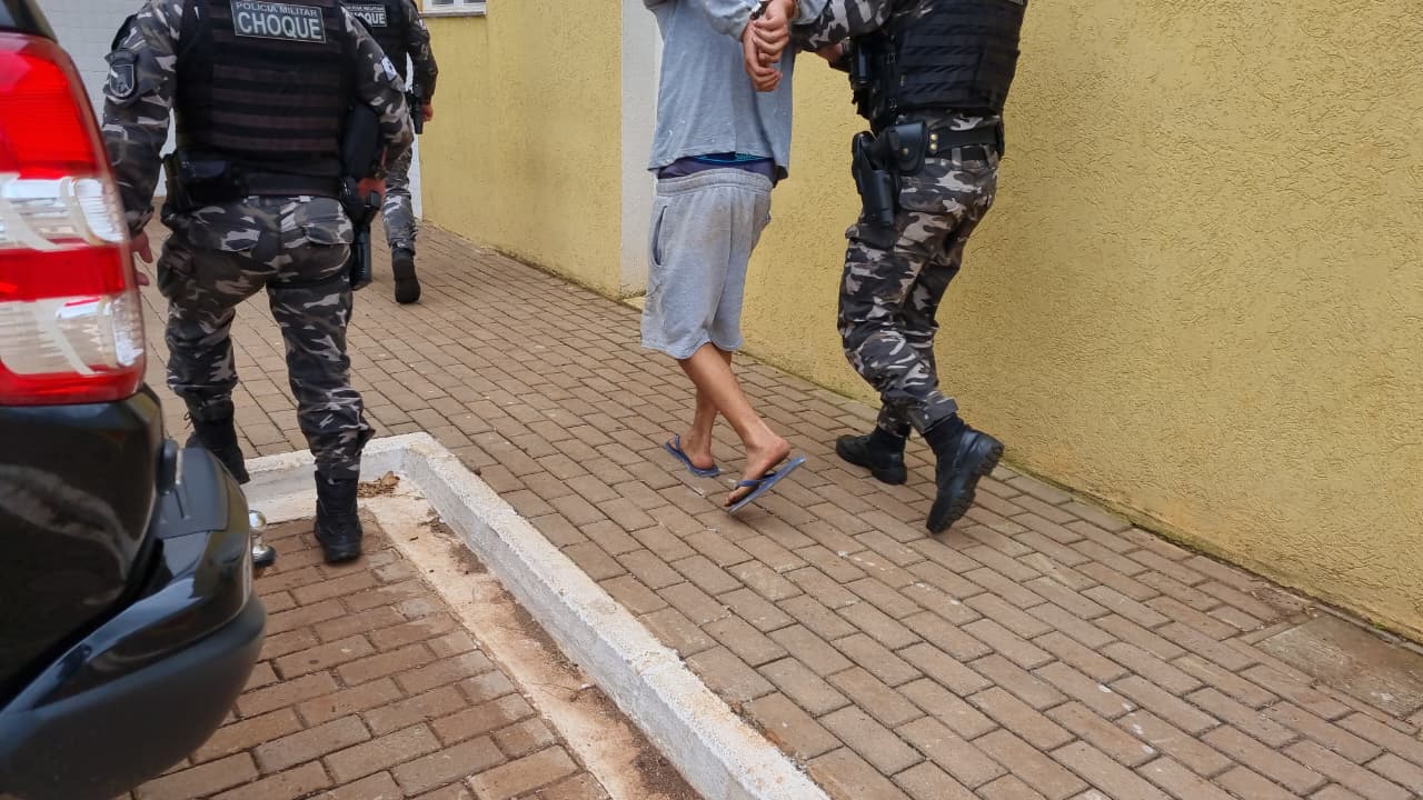 Choque cumpre mandado de prisão contra jovem de 23 anos no Floresta Choque cumpre mandado de prisão contra jovem de 23 anos no Floresta