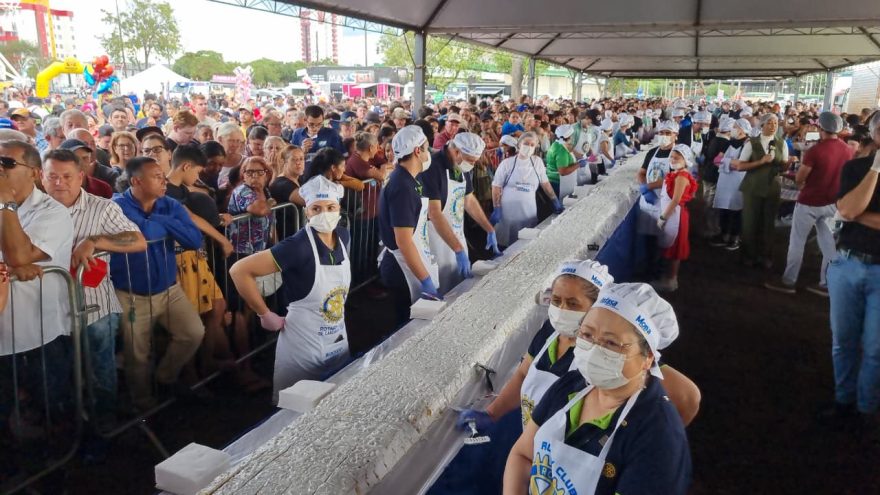 Grande festa, grande bolo: População comemora 74º aniversário de Cascavel