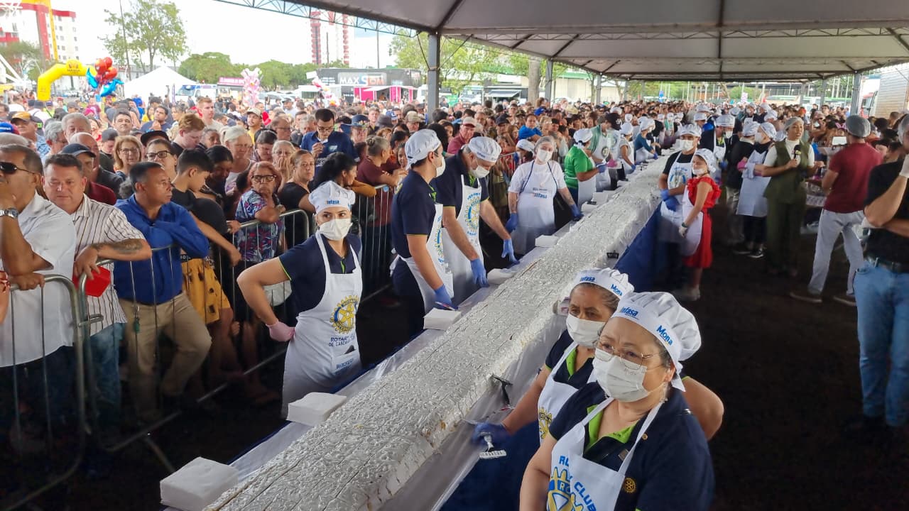 Grande festa, grande bolo: População comemora 74º aniversário de Cascavel Grande festa, grande bolo: População comemora 74º aniversário de Cascavel