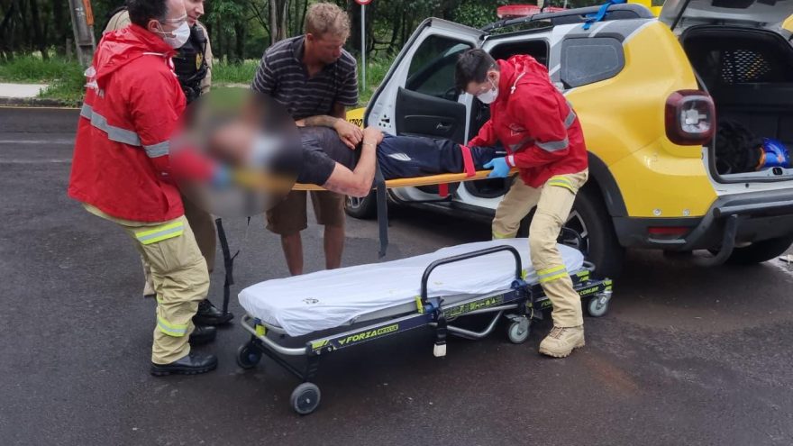 Motociclista sofre acidente grave em rotatória na Rua Jacarezinho