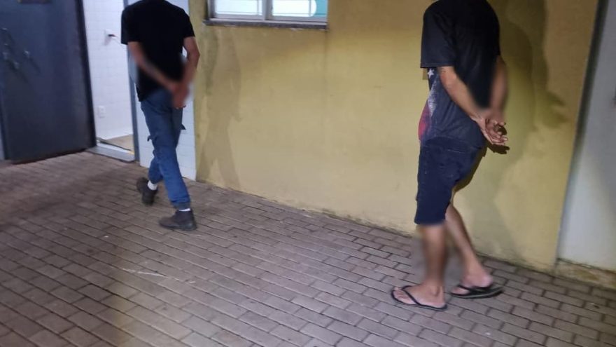 Dupla é detida com drogas após abordagem em bar de Capitão Leônidas Marques