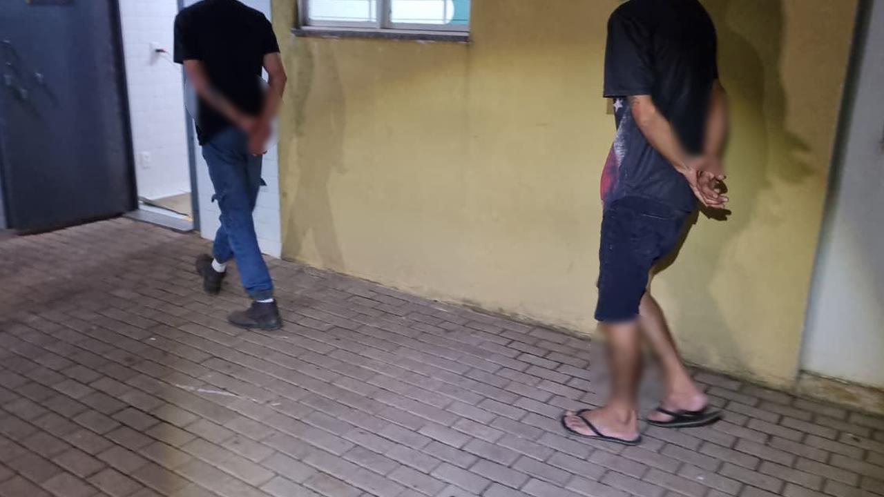 Dupla é detida com drogas após abordagem em bar de Capitão Leônidas Marques Dupla é detida com drogas após abordagem em bar de Capitão Leônidas Marques