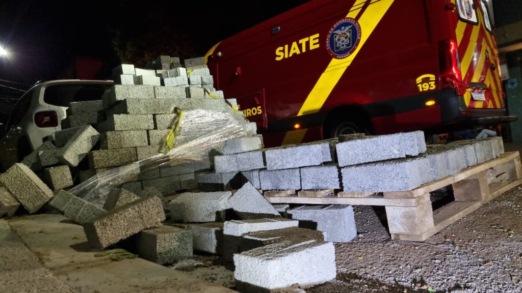 Dois ficam feridos após moto atingir blocos de pavers no Centro