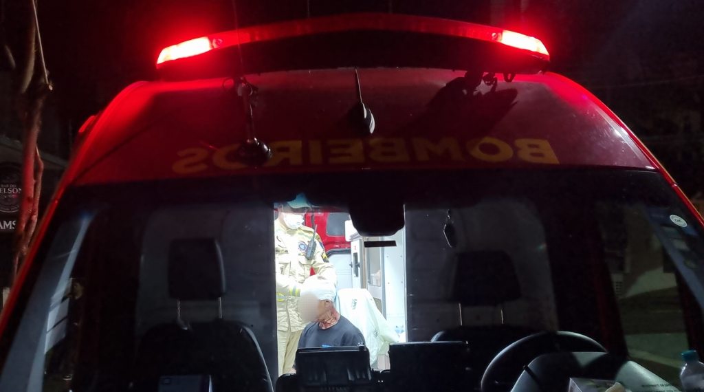 Idoso fica ferido ao cair de cabeça na calcada de bar em Cascavel