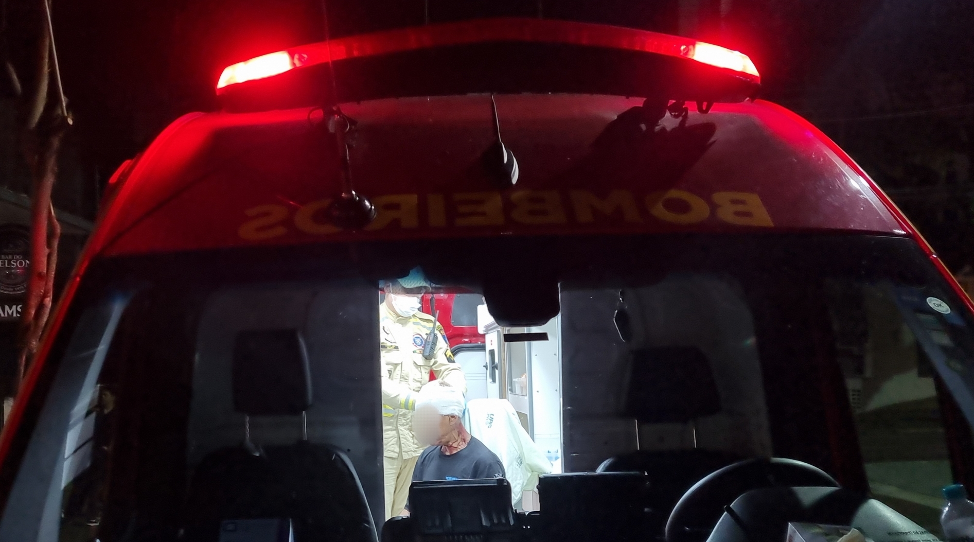 Idoso fica ferido ao cair de cabeça na calcada de bar em Cascavel