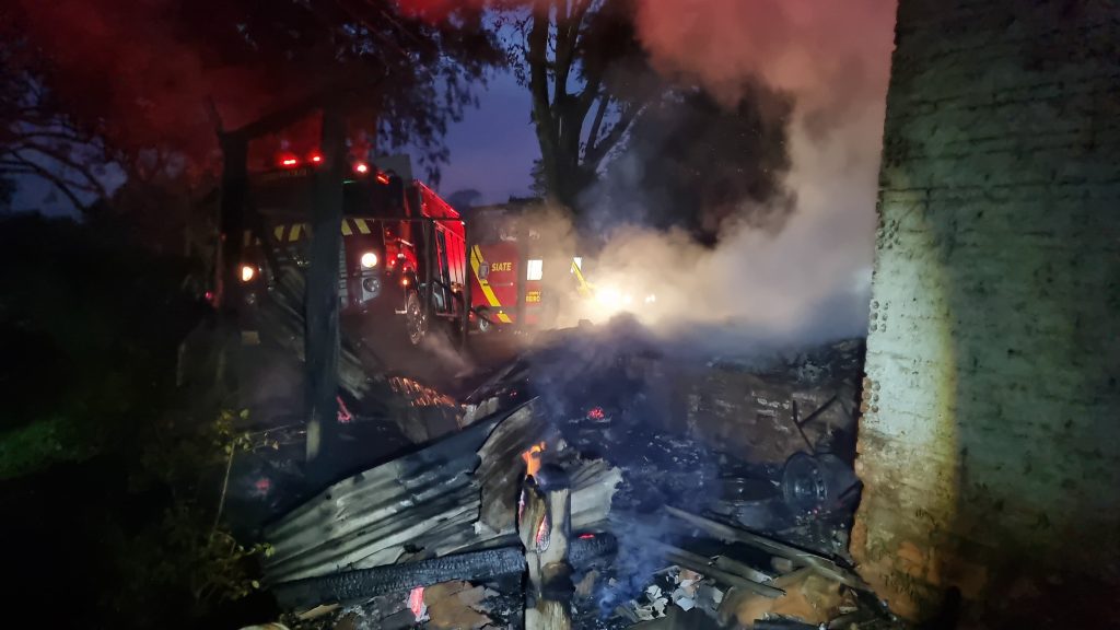 Homem tem 20% do corpo queimado e casa é consumida pelo fogo na área rural de Cascavel