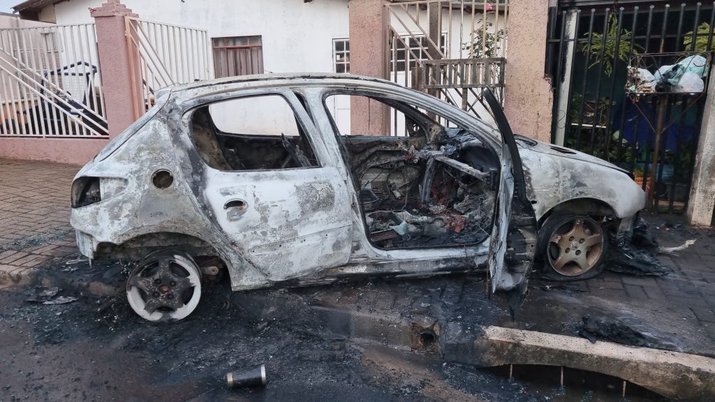 Peugeot pega fogo e amanhece em cinzas na Avenida Interlagos
