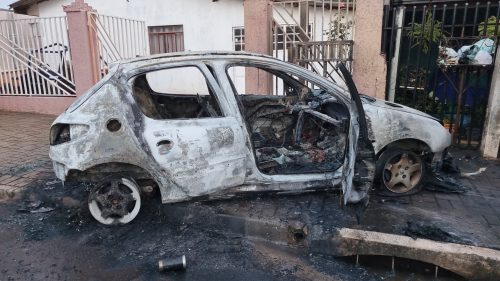 Peugeot pega fogo e amanhece em cinzas na Avenida Interlagos Imagem referente a Peugeot pega fogo e amanhece em cinzas na Avenida Interlagos