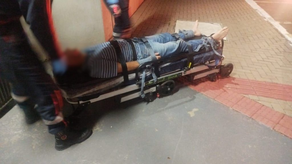 Homem em surto tenta invadir a prefeitura, é contido pela GCP e recebe atendimento do Samu