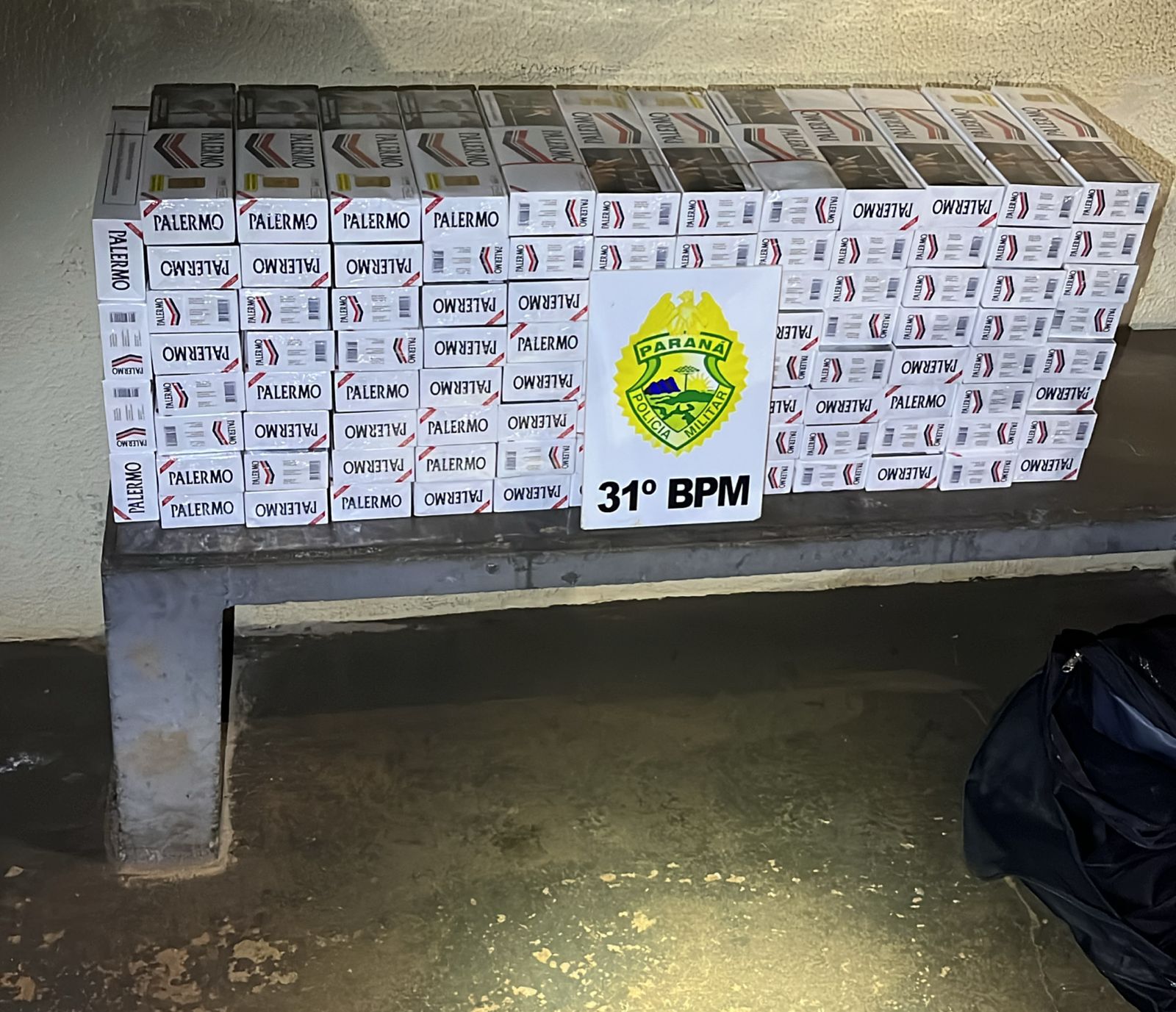 Polícia Militar apreende 100 pacotes de cigarros contrabandeados em ônibus Imagem referente a Polícia Militar apreende 100 pacotes de cigarros contrabandeados em ônibus