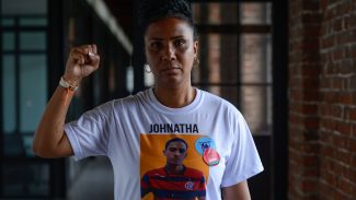 Prêmio internacional reconhece mãe de jovem morto pela polícia do Rio Prêmio internacional reconhece mãe de jovem morto pela polícia do Rio