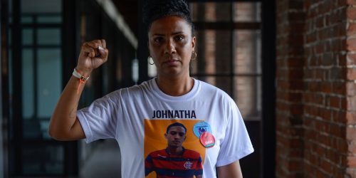 Prêmio internacional reconhece mãe de jovem morto pela polícia do Rio Prêmio internacional reconhece mãe de jovem morto pela polícia do Rio