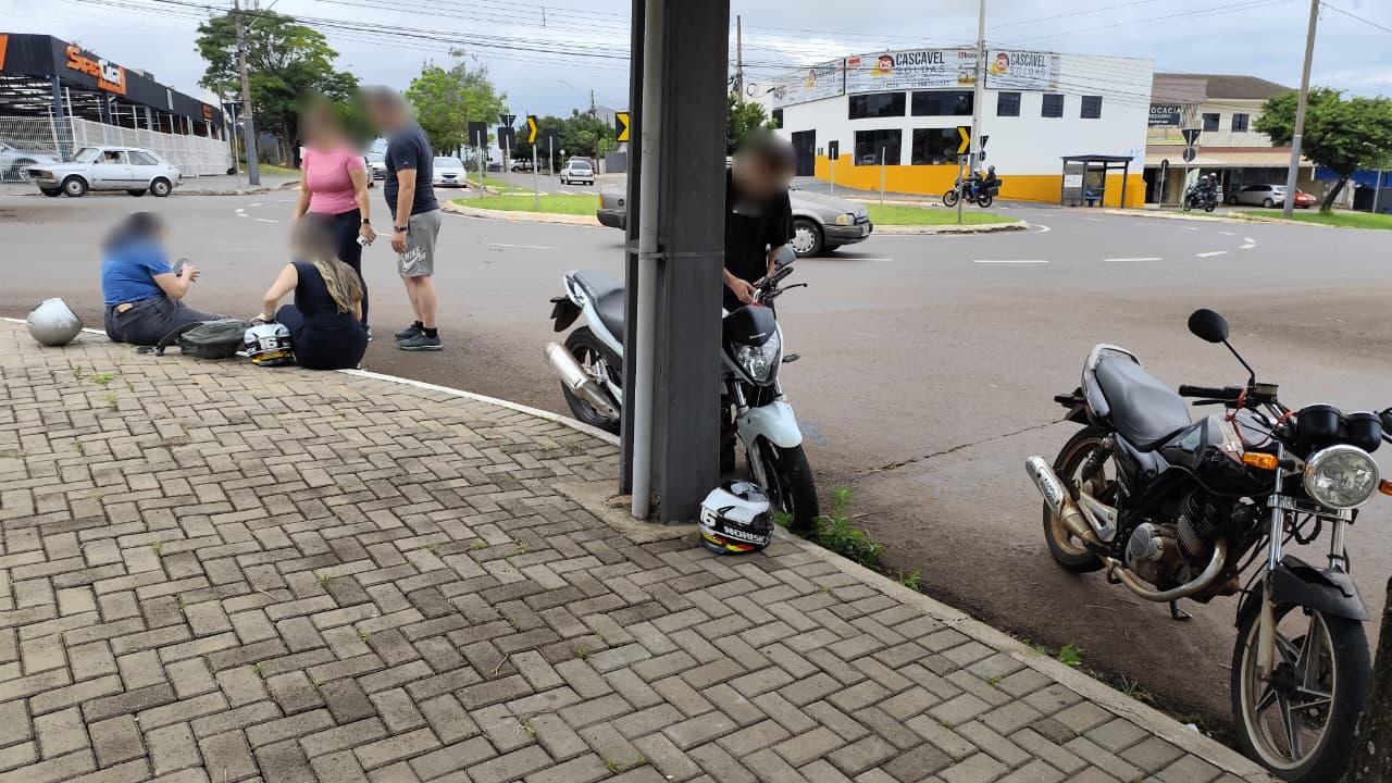 Acidente entre motocicletas é registrado na Avenida Rocha Pombo