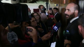 Por unanimidade, STF torna Eduardo Bolsonaro réu por atuação nos EUA Por unanimidade, STF torna Eduardo Bolsonaro réu por atuação nos EUA