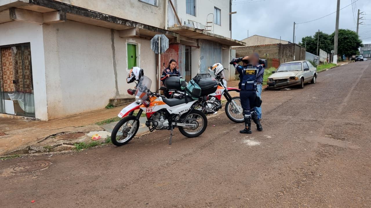 Cão tenta impedir que socorristas do Samu atendam um homem de 57 anos