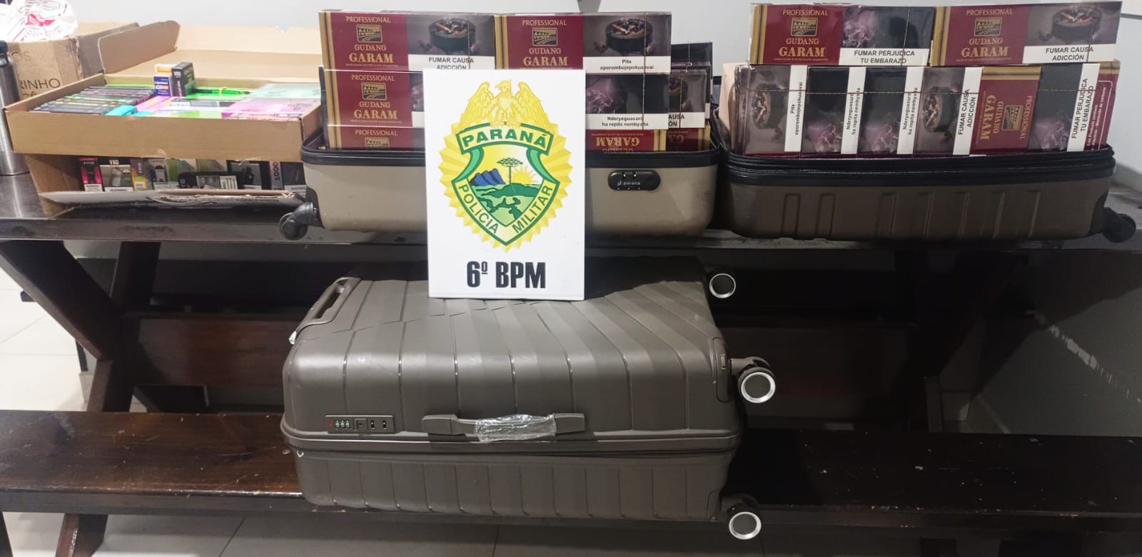 PM apreende quatro malas com cigarros e cigarros eletrônicos contrabandeados em ônibus de linha em Cascavel