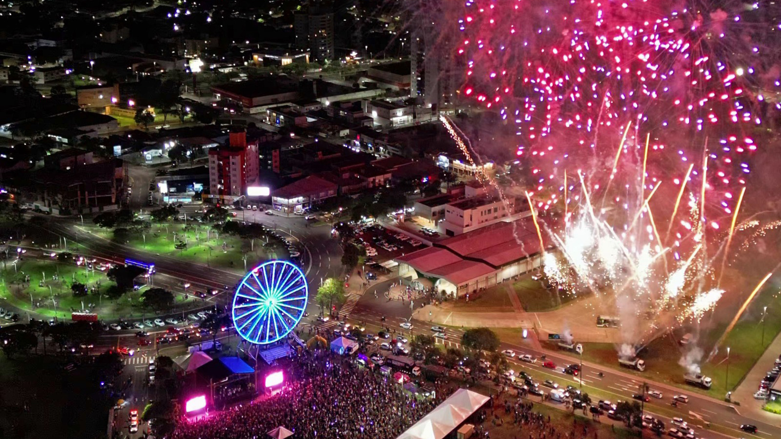 Perdeu os fogos de artificio em Cascavel? Assista como foi a abertura oficial do Natal de Luz e Paz