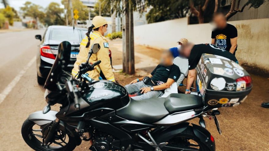 Acidente entre carro e motocicleta mobiliza socorristas no centro de Cascavel