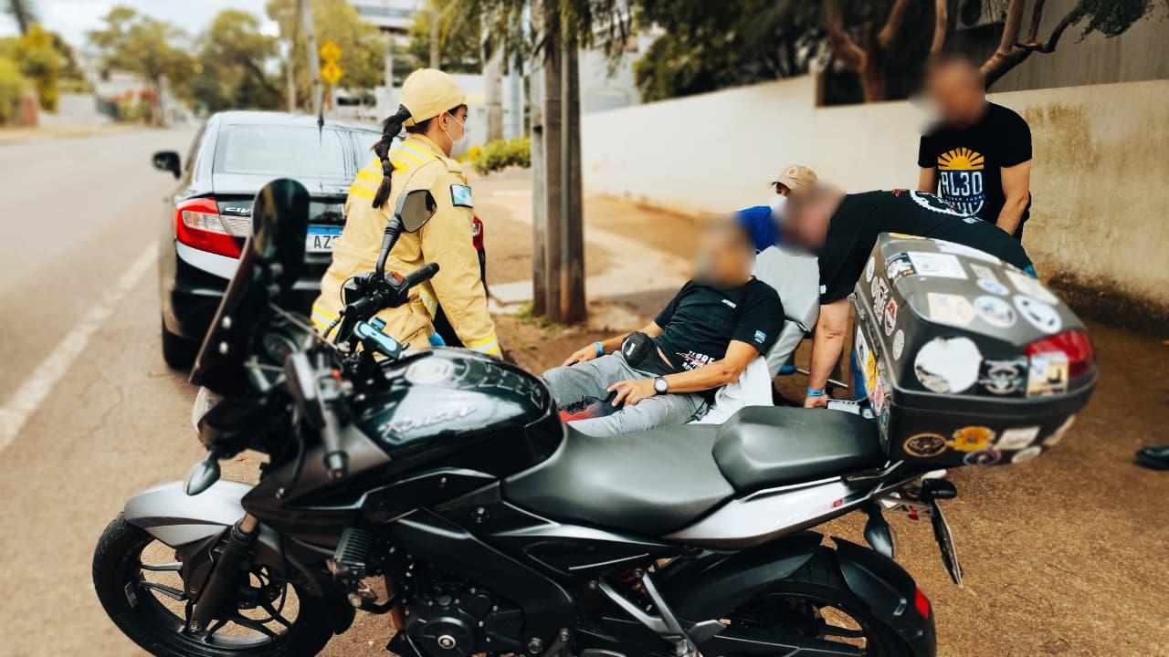 Acidente entre carro e motocicleta mobiliza socorristas no centro de Cascavel