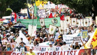 Marcha pelo Clima reúne 70 mil e leva força amazônica às ruas de Belém Marcha pelo Clima reúne 70 mil e leva força amazônica às ruas de Belém