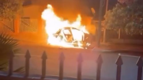 Vídeo registrado por morador flagra Peugeot em chamas em Cascavel Imagem referente a Vídeo registrado por morador flagra Peugeot em chamas em Cascavel