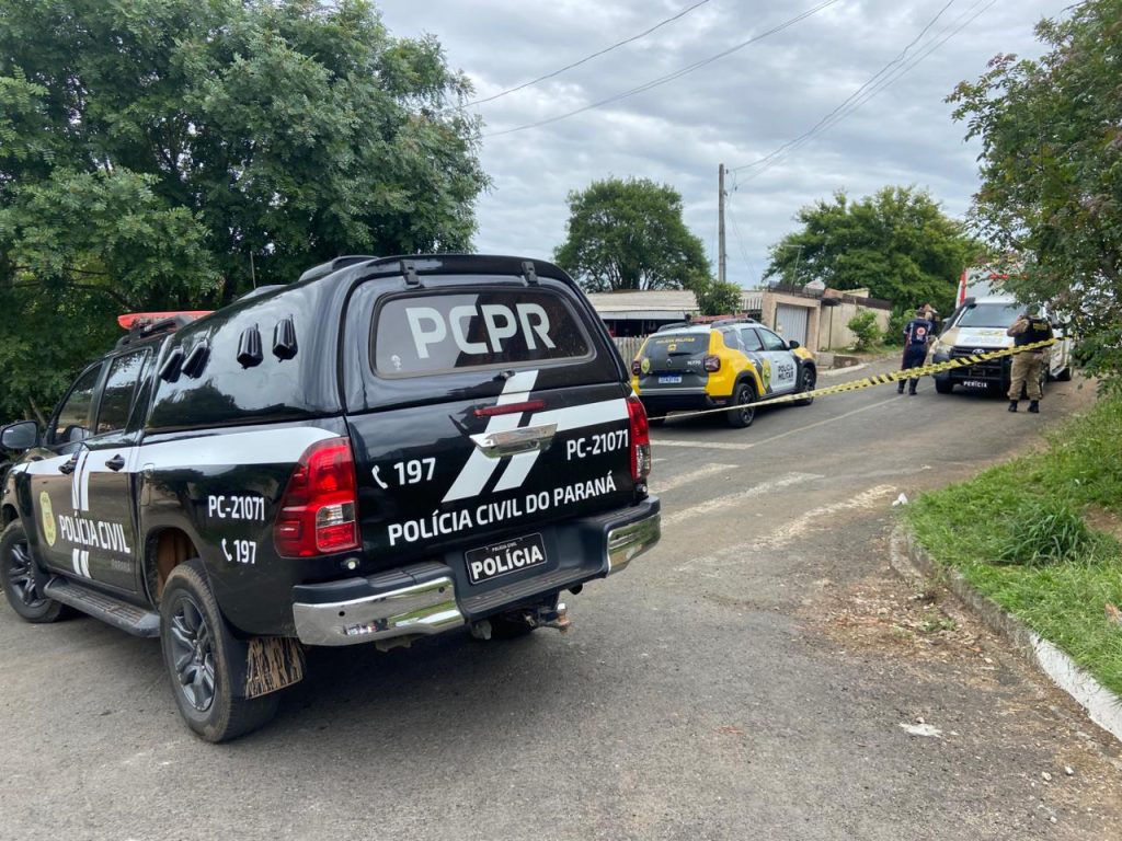 Homem é encontrado morto em garagem; Homicídio teria ocorrido durante festa na residência Homem é encontrado morto em garagem; Homicídio teria ocorrido durante festa na residência