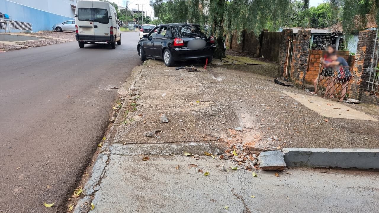 Carro invade calçada, derruba mureta e bate em árvore, mas ninguém se fere
