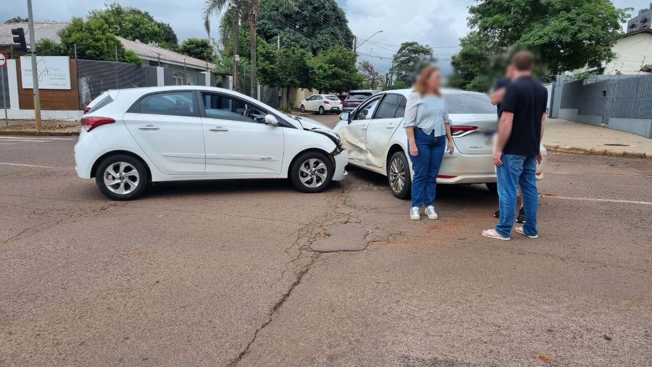 HB20 e Corolla se envolvem em colisão com semáforo no Bairro Neva