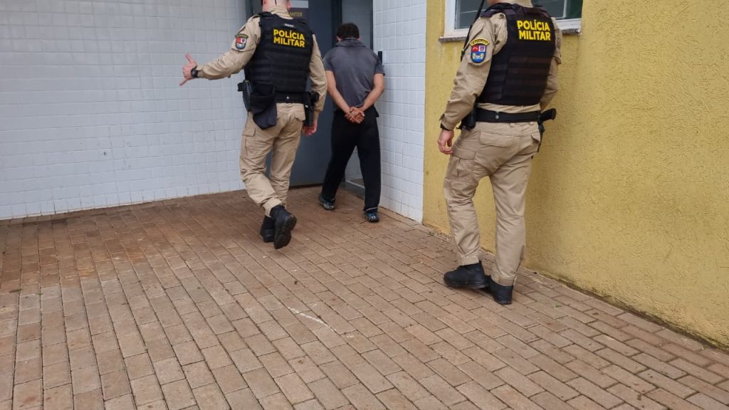 Após denúncia, homem é detido pela ROCAM com grande quantidade de fios de cobre Após denúncia, homem é detido pela ROCAM com grande quantidade de fios de cobre