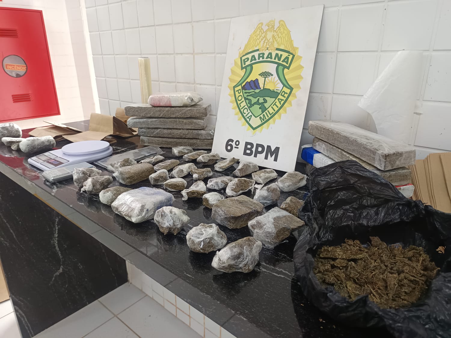 X-larica: 'Entregador de maconha' é detido pelo Pelotão de Choque com grande quantidade de drogas