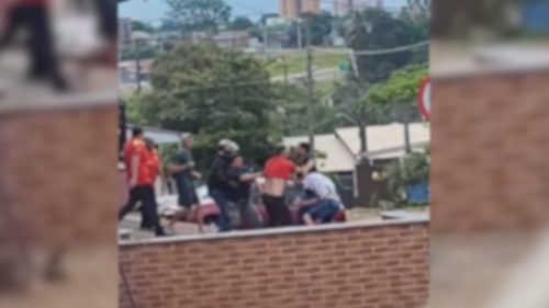 Quebra-pau no posto: frentista é arrastado e PM é chamada em Cascavel Imagem referente a Quebra-pau no posto: frentista é arrastado e PM é chamada em Cascavel