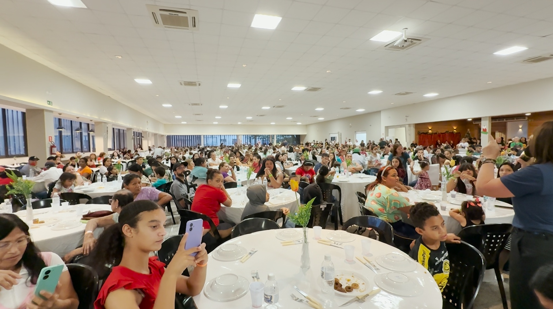 Ceia Solidária reúne centenas e distribui alegria para crianças em Cascavel