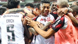 Flamengo goleia Sport e assume liderança do Campeonato Brasileiro Flamengo goleia Sport e assume liderança do Campeonato Brasileiro