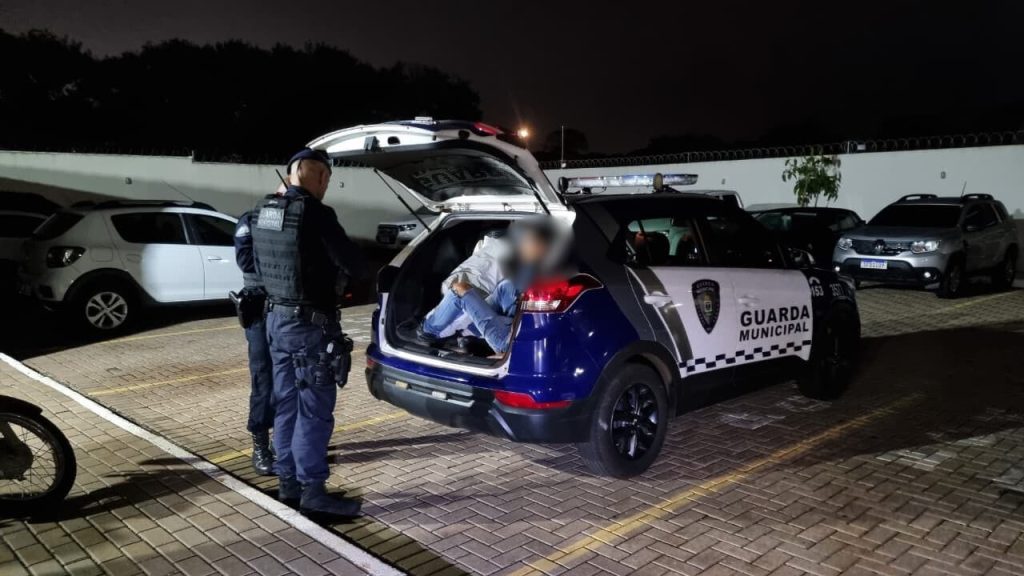 Ladrão do cobre é pego com a mão na massa e sacola cheia em Cascavel Ladrão do cobre é pego com a mão na massa e sacola cheia em Cascavel