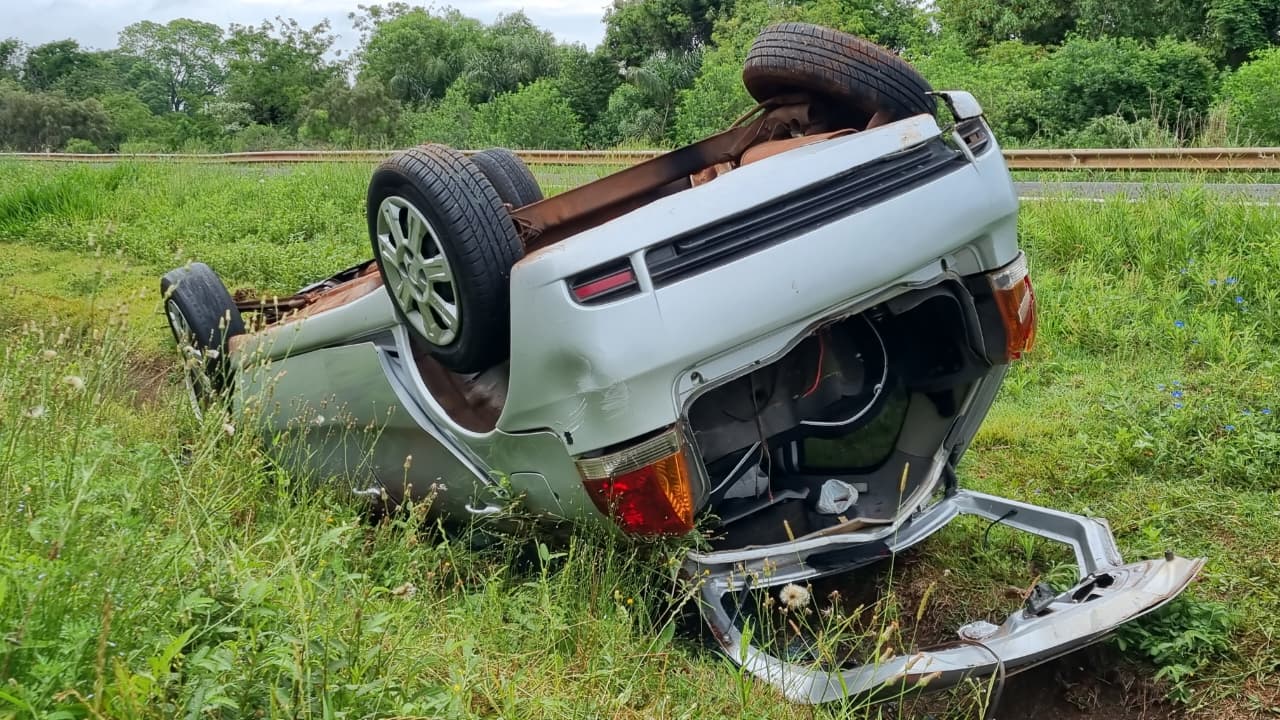 Palio capota em acidente de trânsito na BR-163, em Cascavel
