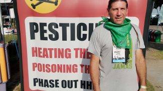 Agricultor uruguaio denuncia empresas por destruir solo com agrotóxico Agricultor uruguaio denuncia empresas por destruir solo com agrotóxico