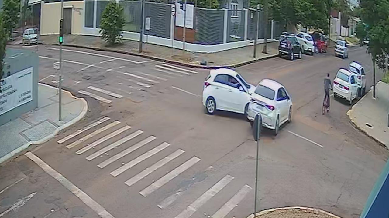 Câmera flagra colisão entre HB20 e Corolla no Bairro Neva