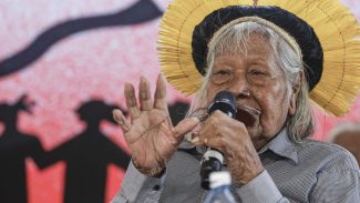 Ao encerrar Cúpula dos Povos, Cacique Raoni pede que luta continue Ao encerrar Cúpula dos Povos, Cacique Raoni pede que luta continue